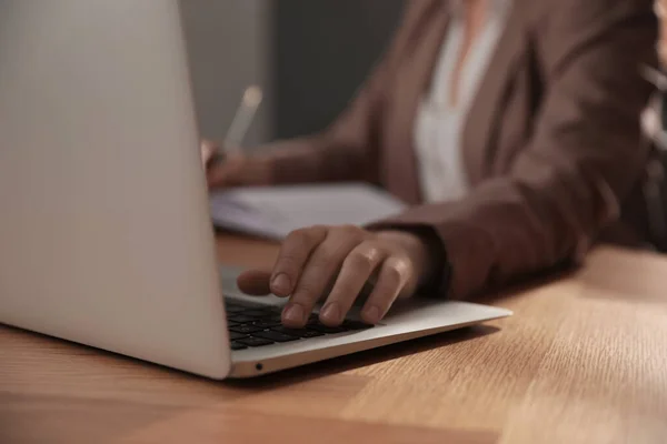 Kvinna Som Arbetar Med Bärbar Dator Vid Träbord Inomhus Närbild — Stockfoto