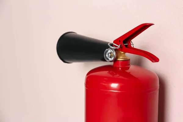 Extintor Incendios Sobre Fondo Rosa Vista Primer Plano — Foto de Stock