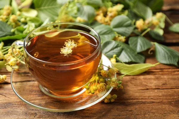Tasse Tee Und Lindenblüte Auf Holztisch — Stockfoto