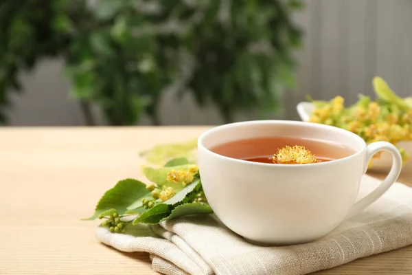 Tasse Tee Mit Lindenblüten Auf Holztisch Raum Für Text — Stockfoto