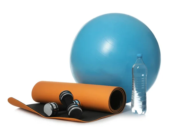 Bola Fitness Tapete Ioga Garrafa Água Halteres Isolados Branco — Fotografia de Stock