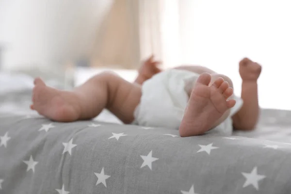 部屋のベッドの上に寝そべってる可愛い赤ん坊 — ストック写真