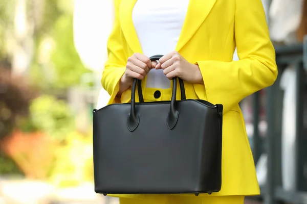 Mujer Joven Con Elegante Bolso Cuero Aire Libre Día Verano — Foto de Stock