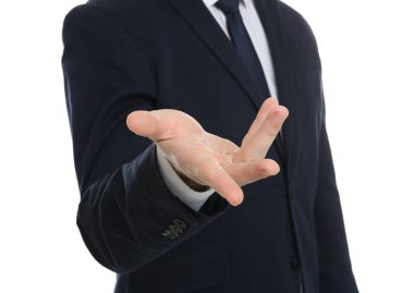 Beyaz arka plana karşı bir şey gösteren iş adamı, ele odaklan