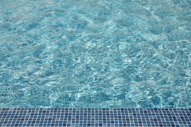 Temiz mavi suyu olan yüzme havuzu. Yaz tatili