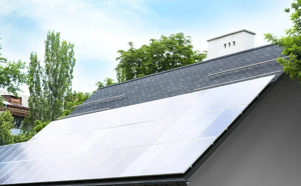 Дом Установленными Солнечными Панелями Крыше Альтернативный Источник Энергии — стоковое фото