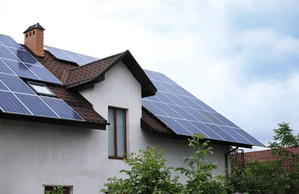 Casa Com Painéis Solares Instalados Telhado Fonte Energia Alternativa — Fotografia de Stock