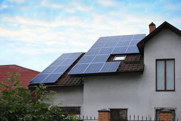 Casa Com Painéis Solares Instalados Telhado Fonte Energia Alternativa — Fotografia de Stock