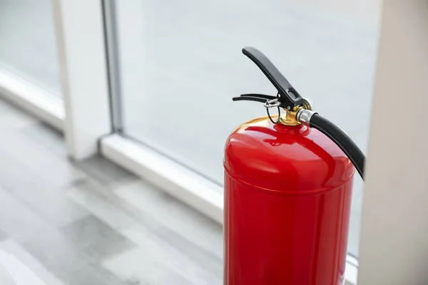 Brandsläckare Nära Fönstret Inomhus Närbild Plats För Text — Stockfoto