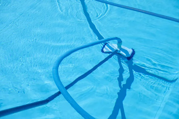 진공소제기를 사용하여 수영장을 청소하고 뚜껑을 — 스톡 사진