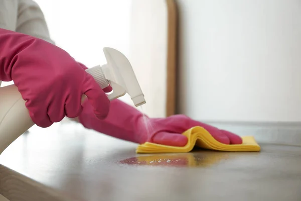 Mulher Luvas Limpeza Mesa Madeira Com Detergente Spray Pano Dentro — Fotografia de Stock