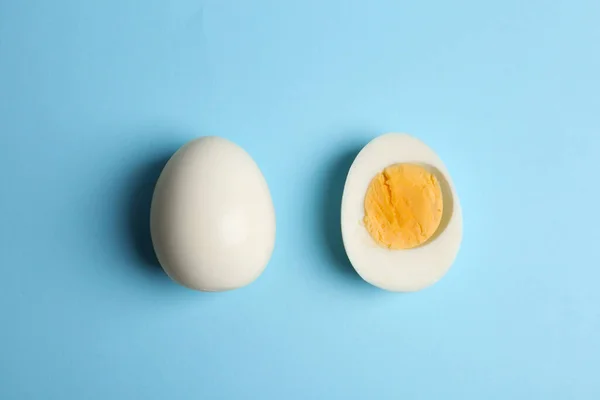 Huevos Pollo Frescos Duros Sobre Fondo Azul Claro Puesta Plana — Foto de Stock