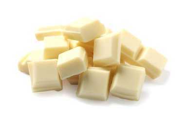 Lezzetli çikolata parçaları beyaza izole edilmiş.