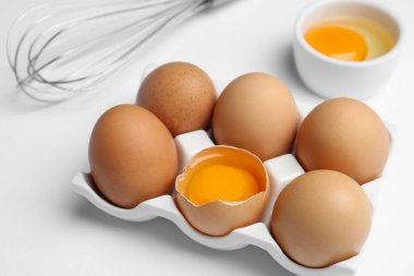 Beyaz arka planda kahverengi tavuk yumurtaları, yakın plan.