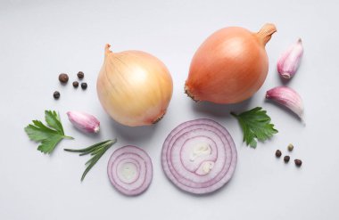 Hafif arkaplanda soğan ve baharatlı düz kompozisyon