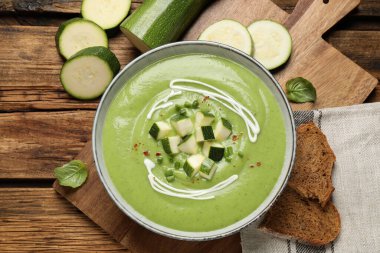 Tahta masada servis edilen ev yapımı kabak kremalı çorba.