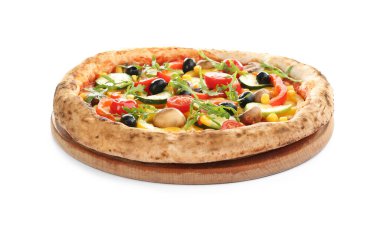 Beyaz arka planda lezzetli, sıcak sebzeli pizza.