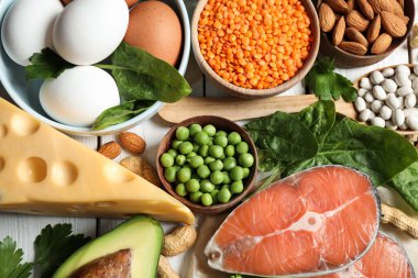 Protein açısından zengin ürünler masada, düz yerde.