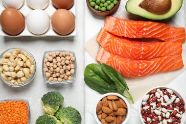 Hafif mermer masa üzerinde protein açısından zengin ürünler.
