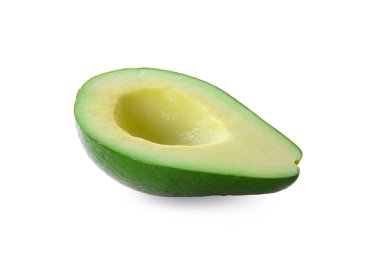 Olgun avokadonun yarısı beyaza izole edilmiş.