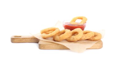 Lezzetli soğan halkaları ve ketçap beyaza izole edilmiş.