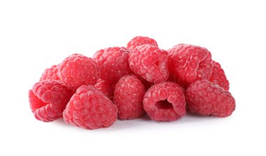 Beyaza izole edilmiş taze ahududu yığını.