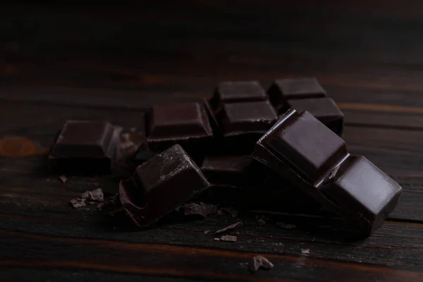 Tahta Masadaki Lezzetli Siyah Çikolata Parçaları — Stok fotoğraf