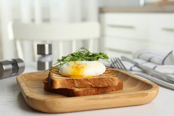 Delicioso Huevo Escalfado Con Pan Tostado Brotes Servidos Mesa Madera — Foto de Stock