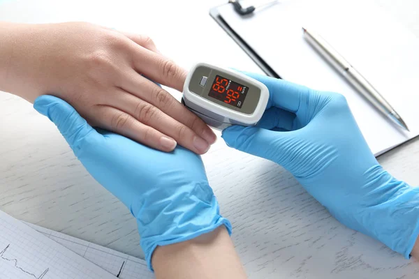 Médecin Examinant Patient Avec Oxymètre Pouls Bout Des Doigts Table — Photo