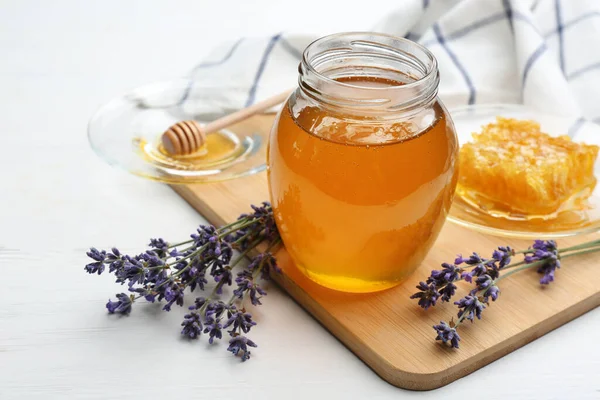 Smaklig Honung Och Lavendel Blommor Vitt Träbord — Stockfoto