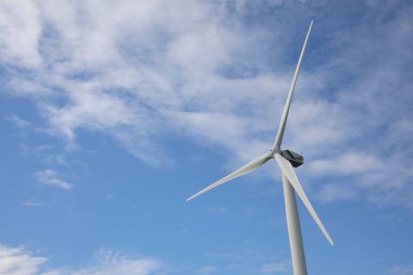 Rüzgar türbini güzel mavi gökyüzüne karşı. Alternatif enerji kaynağı