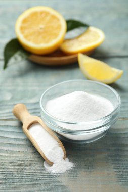 Kabartma tozu ve limon mavi ahşap masada.