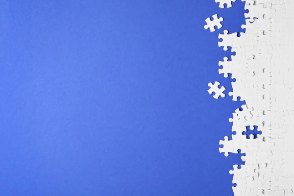 青い背景に空白の白いパズルピース フラットレイアウト テキストのスペース — ストック写真