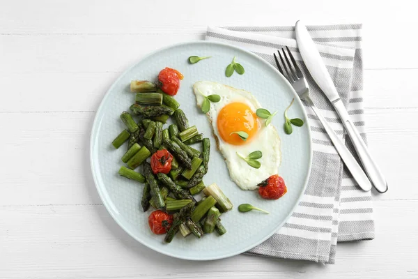 Asperges Cuites Four Servies Avec Oeuf Frit Sur Une Table — Photo