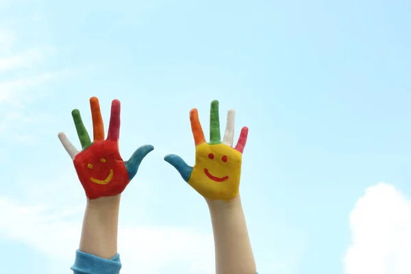 Kind Mit Lächelnden Gesichtern Auf Handflächen Vor Blauem Himmel Nahaufnahme — Stockfoto