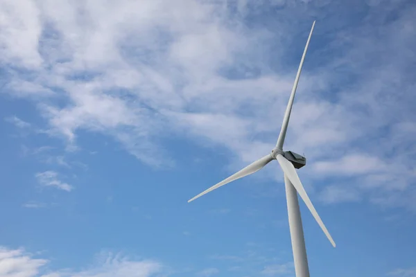 Windturbine Tegen Mooie Blauwe Lucht Alternatieve Energiebron — Stockfoto