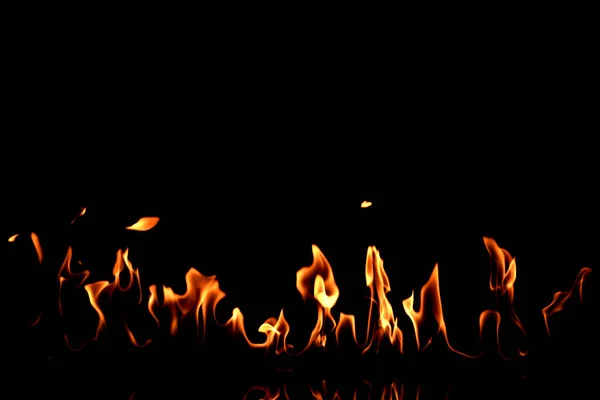 Schöne Helle Feuerflammen Auf Schwarzem Hintergrund — Stockfoto