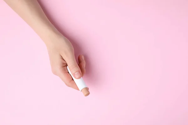 Mujer Sosteniendo Lápiz Labial Higiénico Sobre Fondo Rosa Vista Superior — Foto de Stock