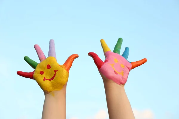 Kind Mit Lächelndem Gesicht Auf Handflächen Vor Blauem Himmel Nahaufnahme — Stockfoto