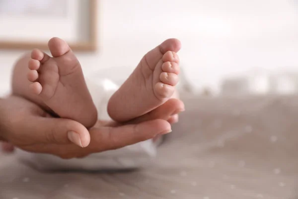 Mother Her Little Baby Bed Closeup — Stock Photo, Image