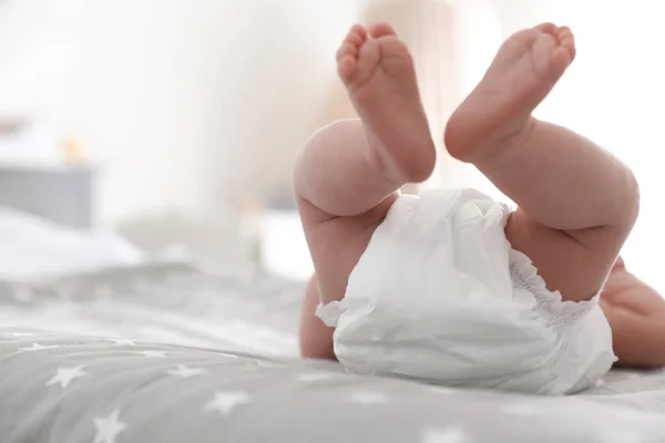 Lindo Bebé Pañal Acostado Cama Habitación Primer Plano —  Fotos de Stock