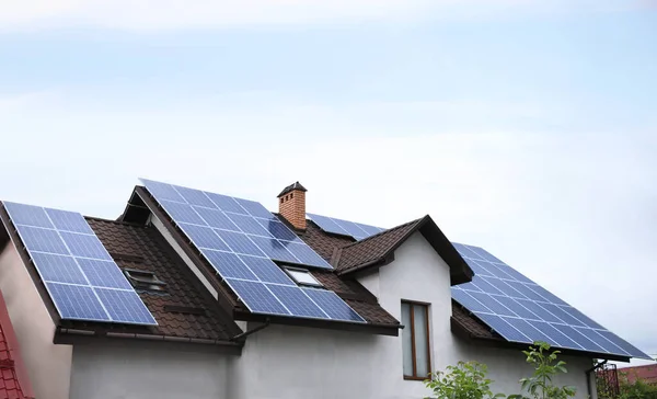 Casa Com Painéis Solares Instalados Telhado Fonte Energia Alternativa — Fotografia de Stock