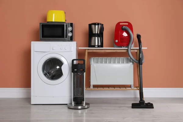 Set Diferentes Electrodomésticos Con Aspiradora Cerca Pared Marrón Interior —  Fotos de Stock