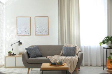 Modern oturma odasının içi rahat kanepeyle dolu.