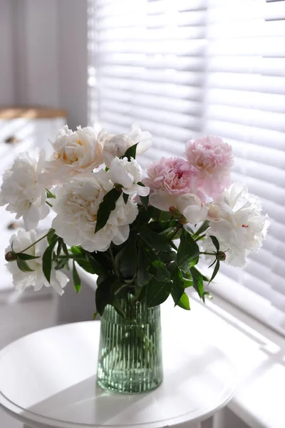 Букет Красивых Пионских Цветов Столе Помещении — стоковое фото