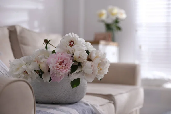 Buket Bunga Peony Indah Keranjang Sofa Ruang Untuk Teks — Stok Foto