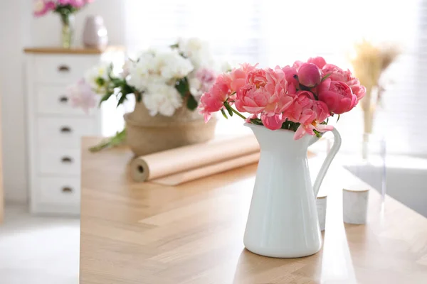 Buket Indah Peoni Harum Dalam Vas Atas Meja Dalam Ruangan — Stok Foto