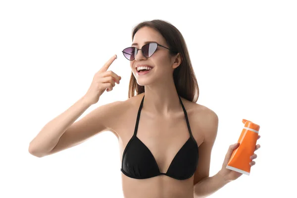 Junge Frau Trägt Sonnenschutzcreme Auf Weißem Hintergrund Auf — Stockfoto