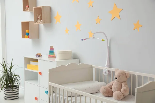 带玩具熊和移动式婴儿床的婴儿床 — 图库照片