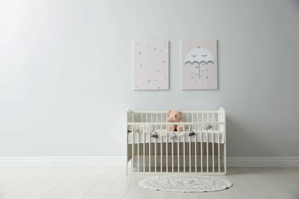 Minimalistisk Rumsinredning Med Babysäng Inredningsdetaljer Och Leksaker Plats För Text — Stockfoto